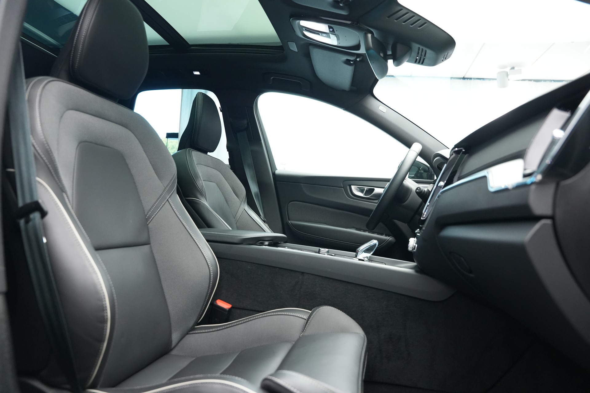 VOLVO XC60 T8 eAWD PluginHybrid Ultimate Dark Geartronic Black Edition Ultra *Luftfahrwerk* *B&W*-image-12