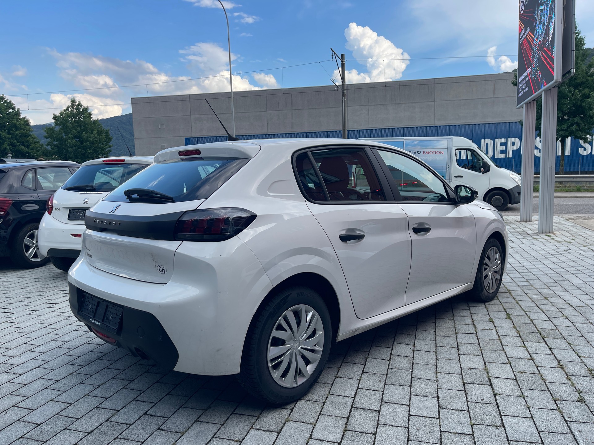 PEUGEOT 208 1.2 PureTech Active-image-1