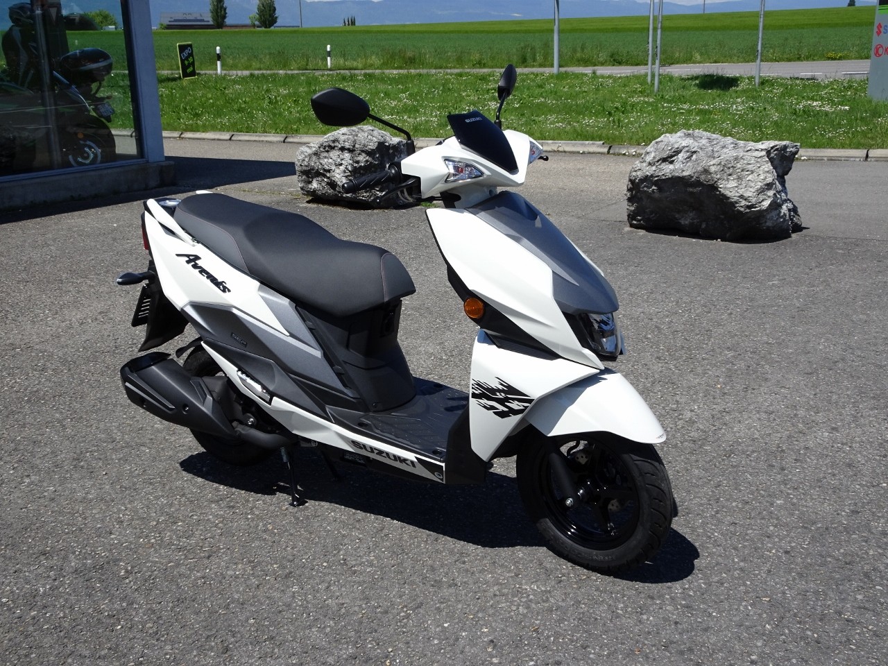 SUZUKI UN 125 Avenis-image-1