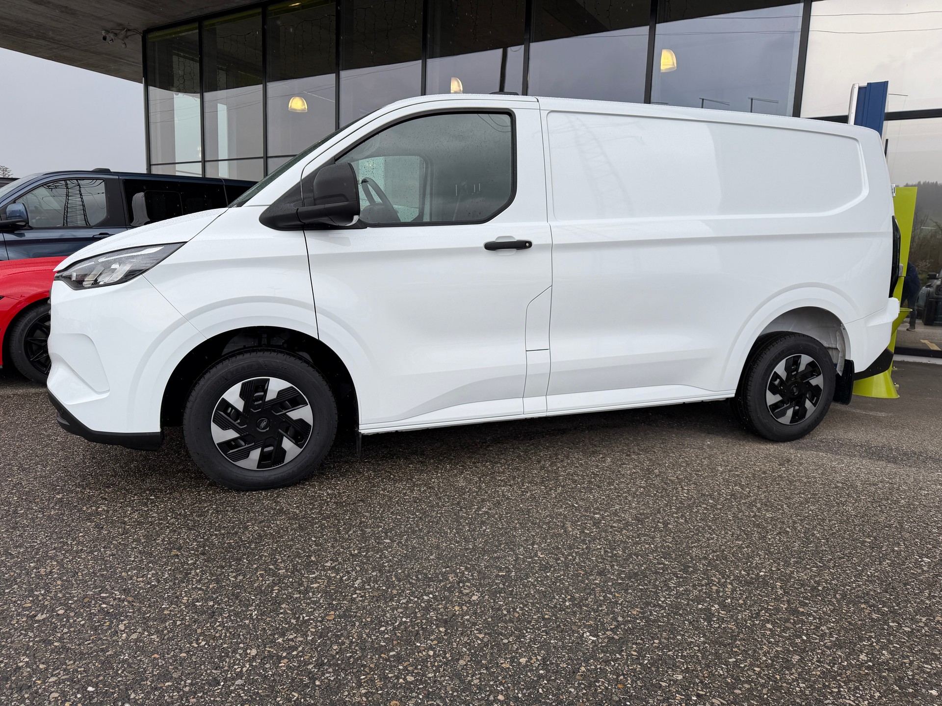 FORD Transit Custom Van PHEV 320 L1H1 Trend Automat-showroom-element-3