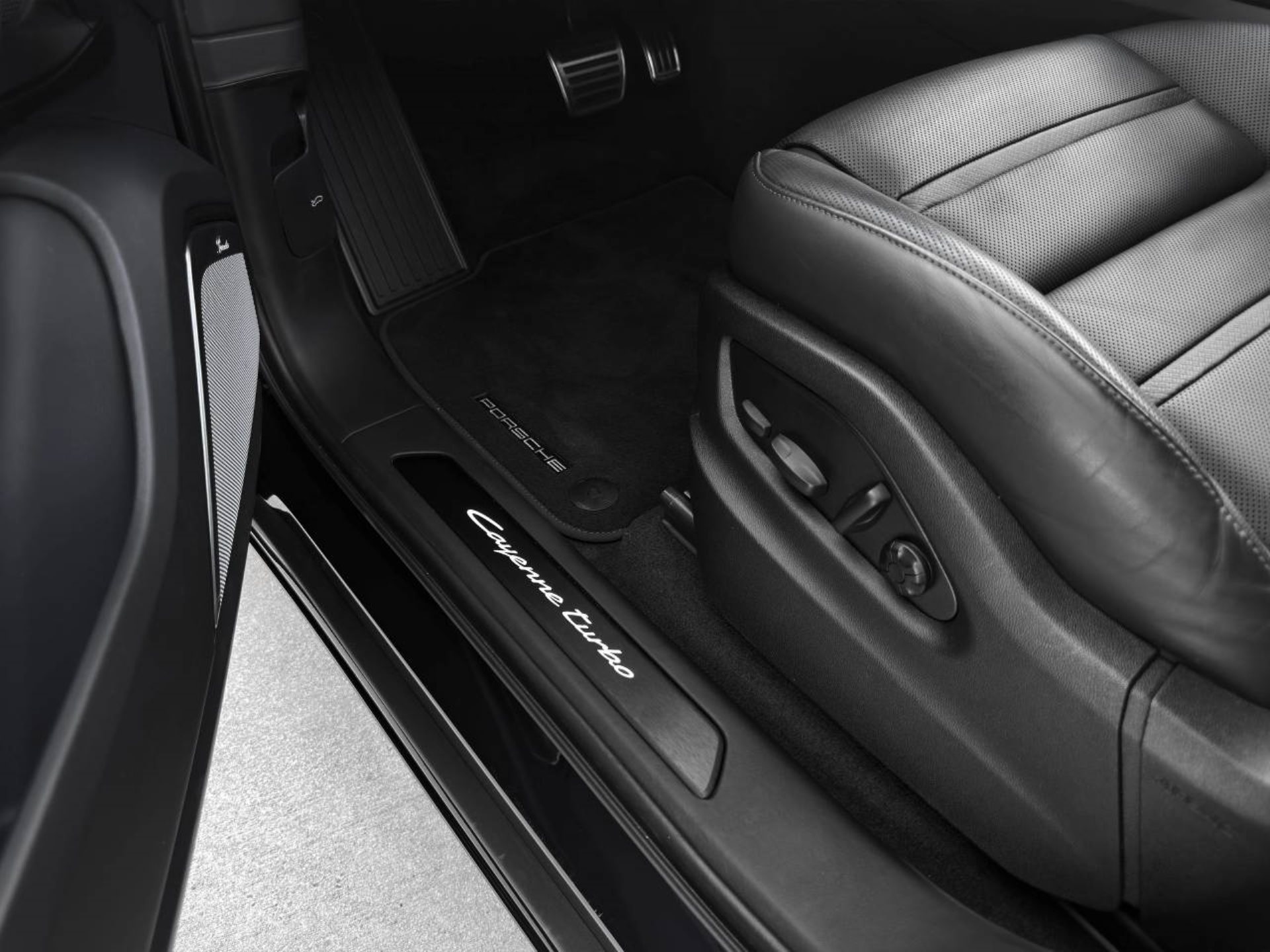 PORSCHE Cayenne Turbo E-Hybrid-image-28