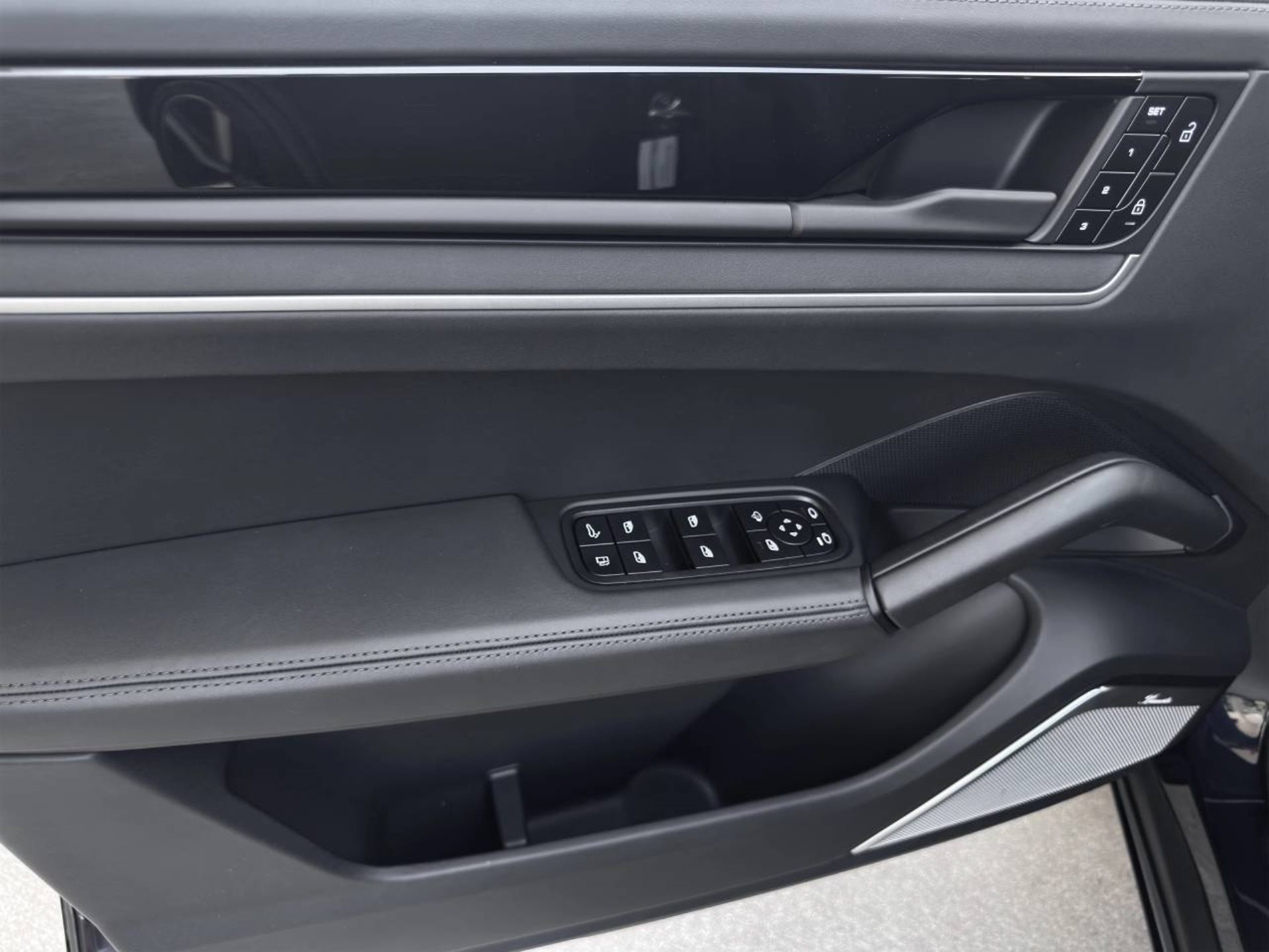 PORSCHE Cayenne Turbo E-Hybrid-image-18