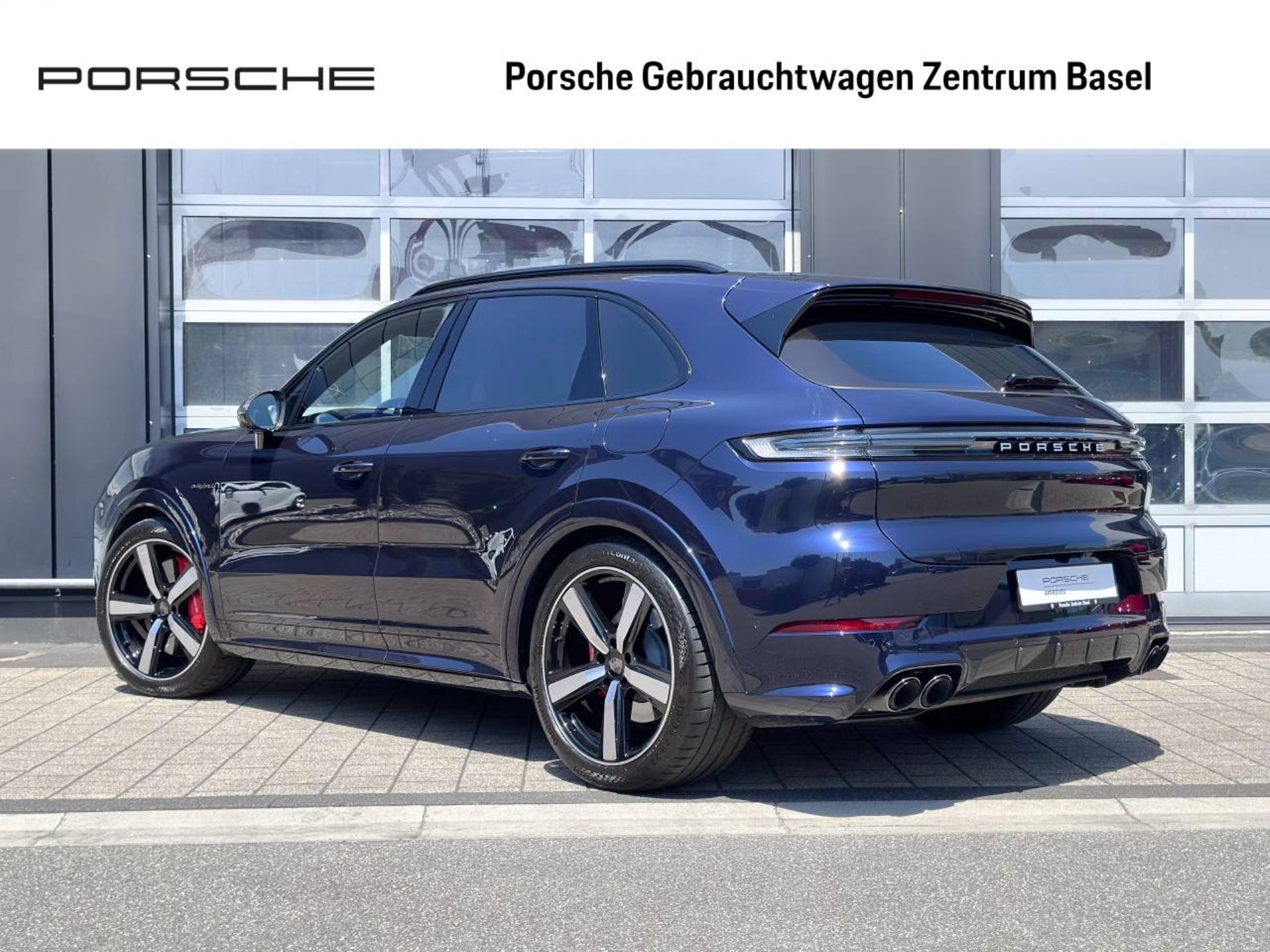 PORSCHE Cayenne Turbo E-Hybrid-showroom-element-2