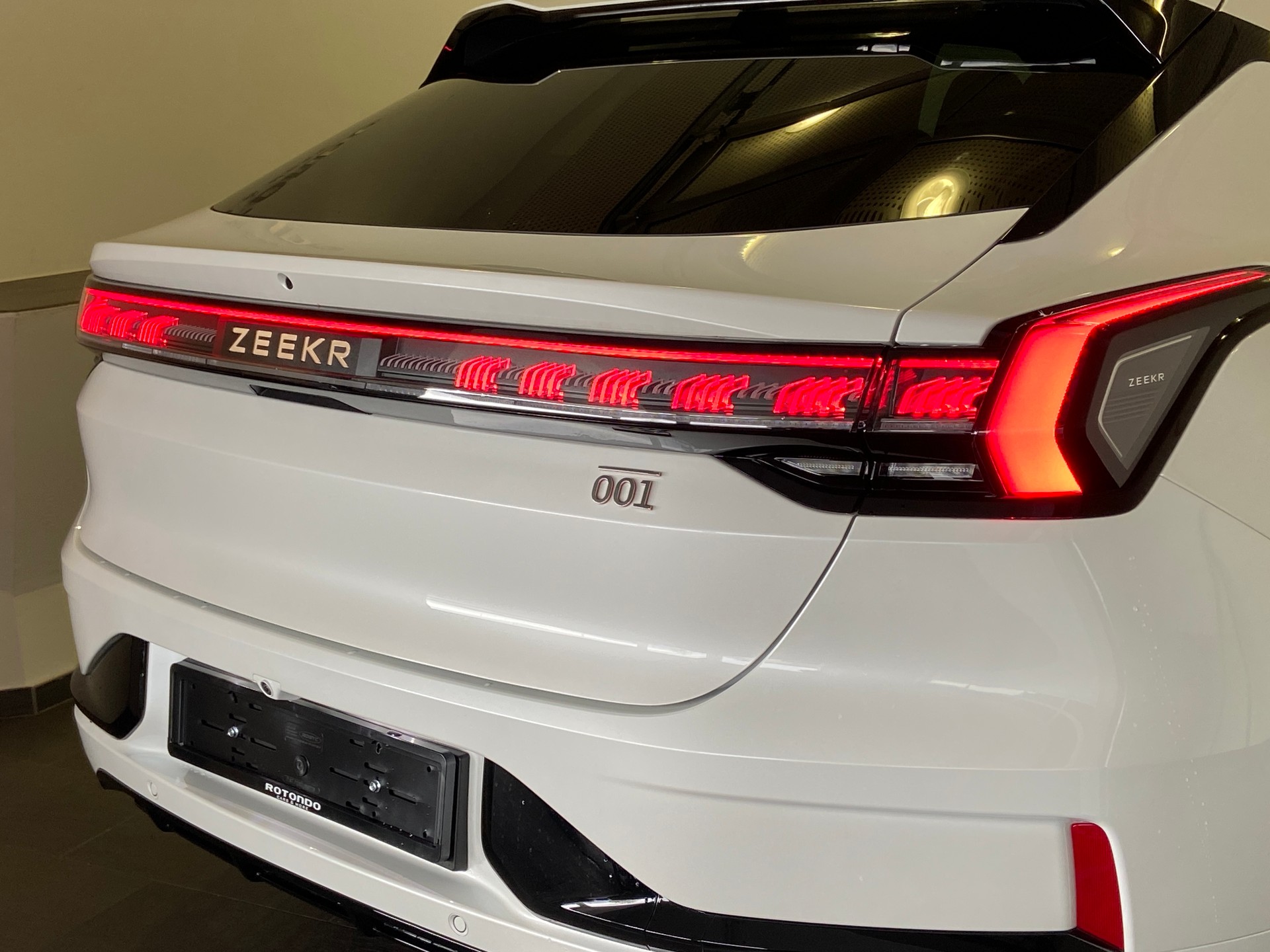 ZEEKR 001 96kWh Performace AWD-showroom-element-2