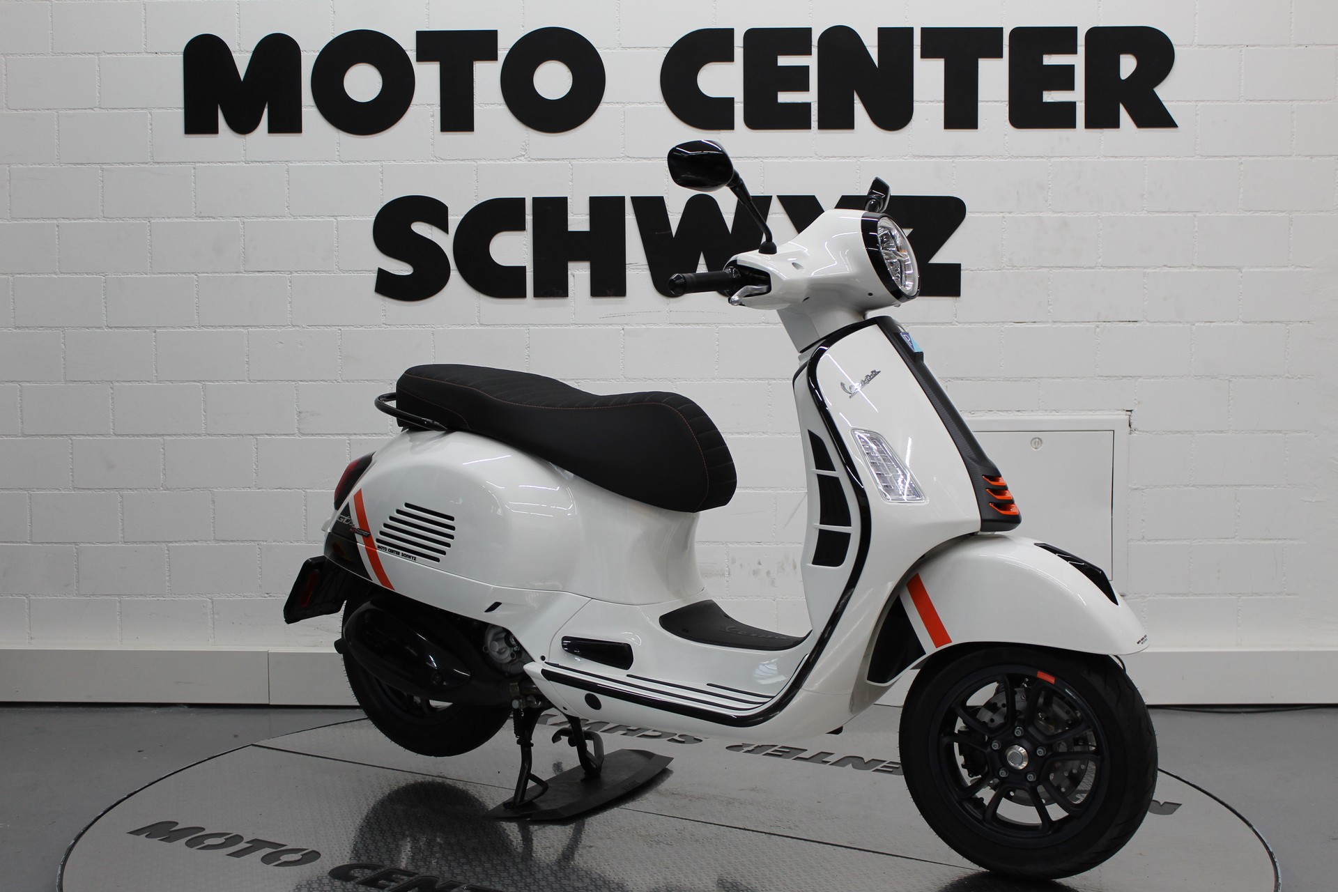PIAGGIO Vespa GTS 300 Super Sport ABS-image-1