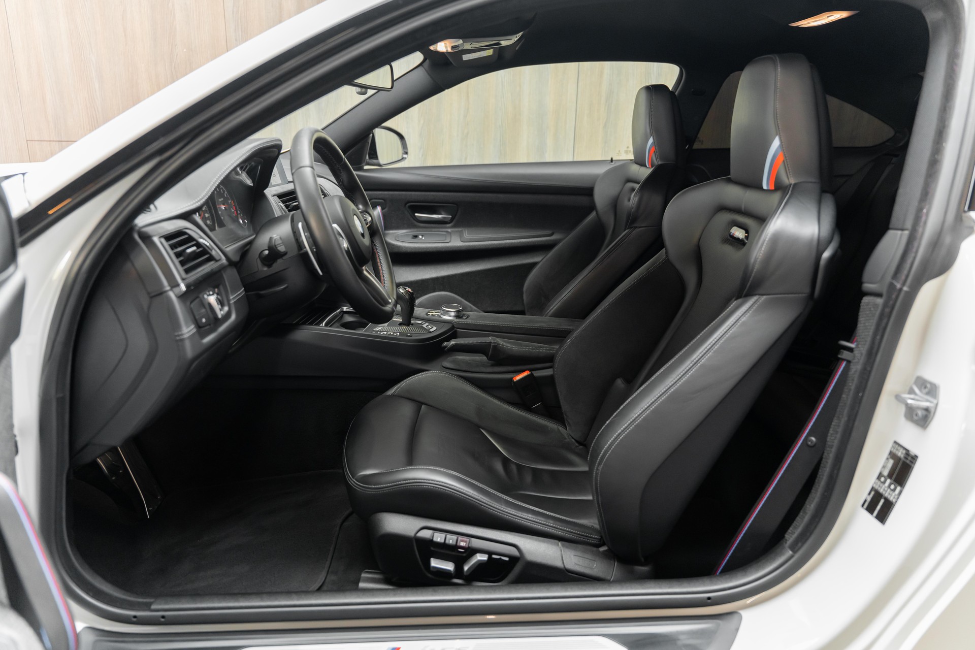 BMW M4 Coupé CS DKG-showroom-element-3