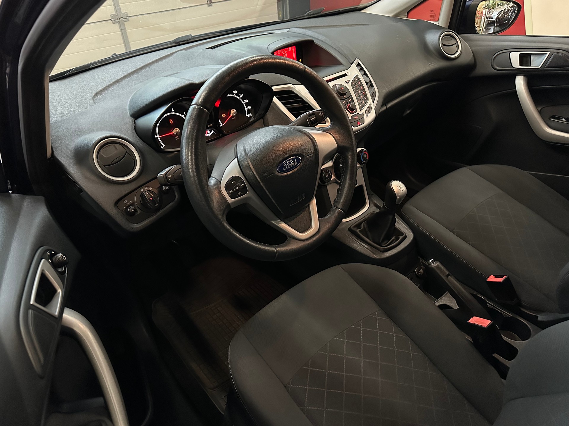 FORD Fiesta 1.25 16V Ambiente-image-8