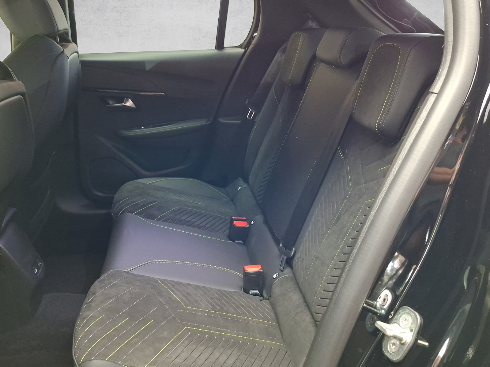 PEUGEOT 208 1.2 Hybrid 145 GT-image-13