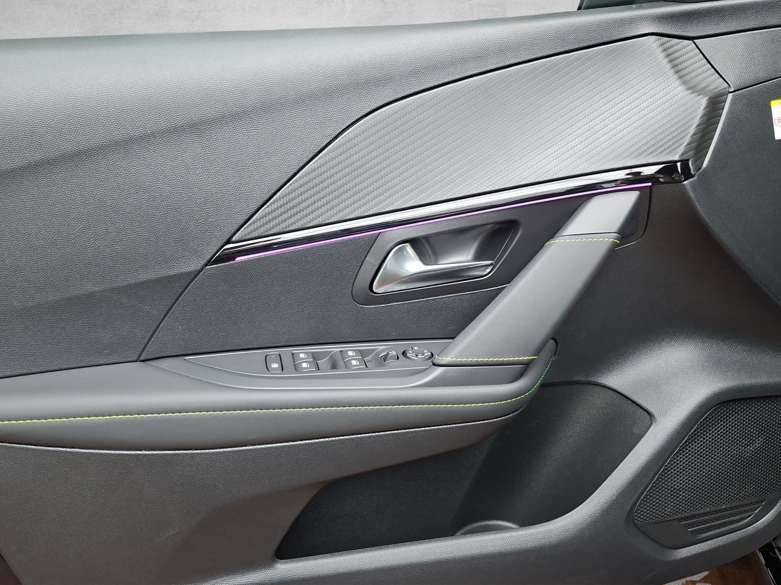 PEUGEOT 208 1.2 Hybrid 145 GT-image-12