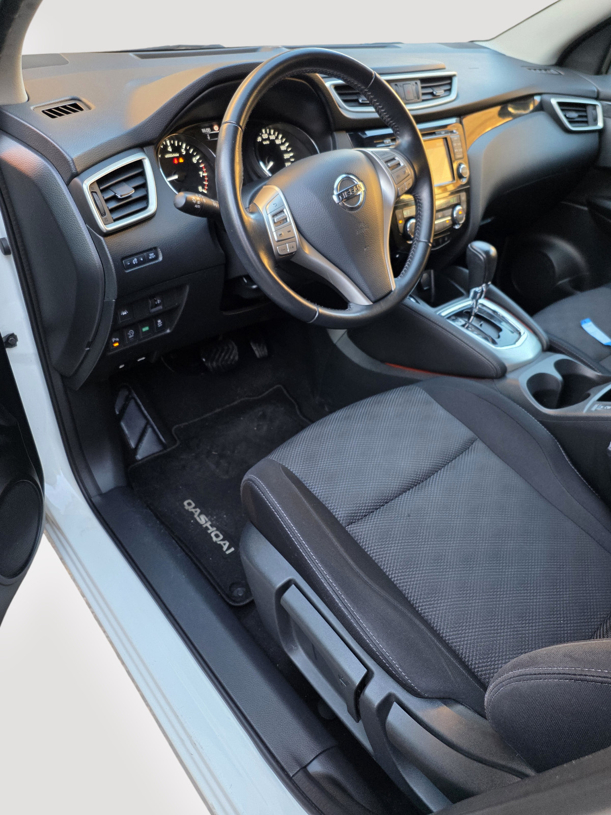 NISSAN Qashqai 1.2 DIG-T Swiss Edition Xtronic CVT-image-12