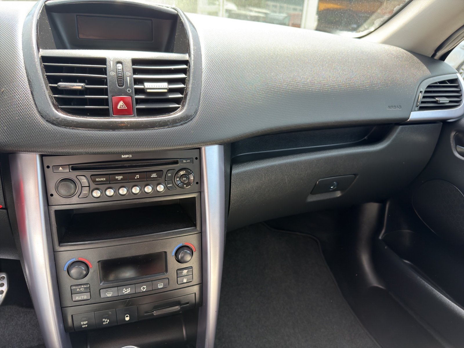 PEUGEOT 207 CC 1.6 16V Turbo Roland Garros Edition-image-8