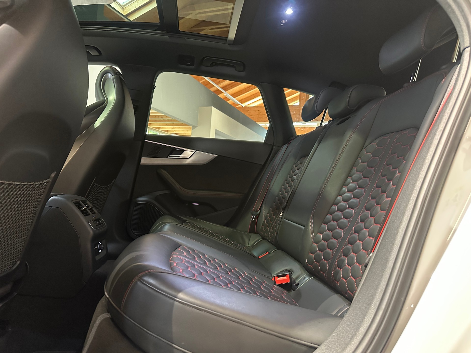 AUDI RS4 Avant 2.9 TFSI quattro tiptronic/Vollausstattung/Lückenlos Audi-servicegepflegt!-image-17