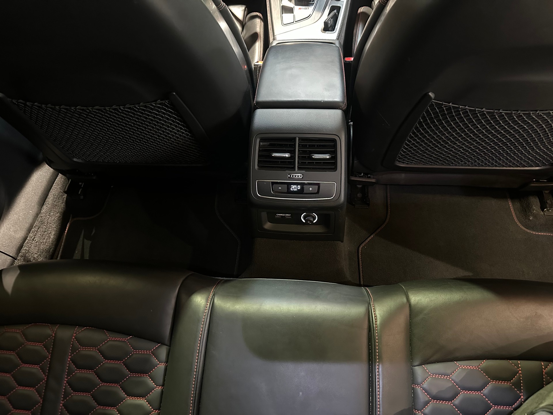 AUDI RS4 Avant 2.9 TFSI quattro tiptronic/Vollausstattung/Lückenlos Audi-servicegepflegt!-image-22
