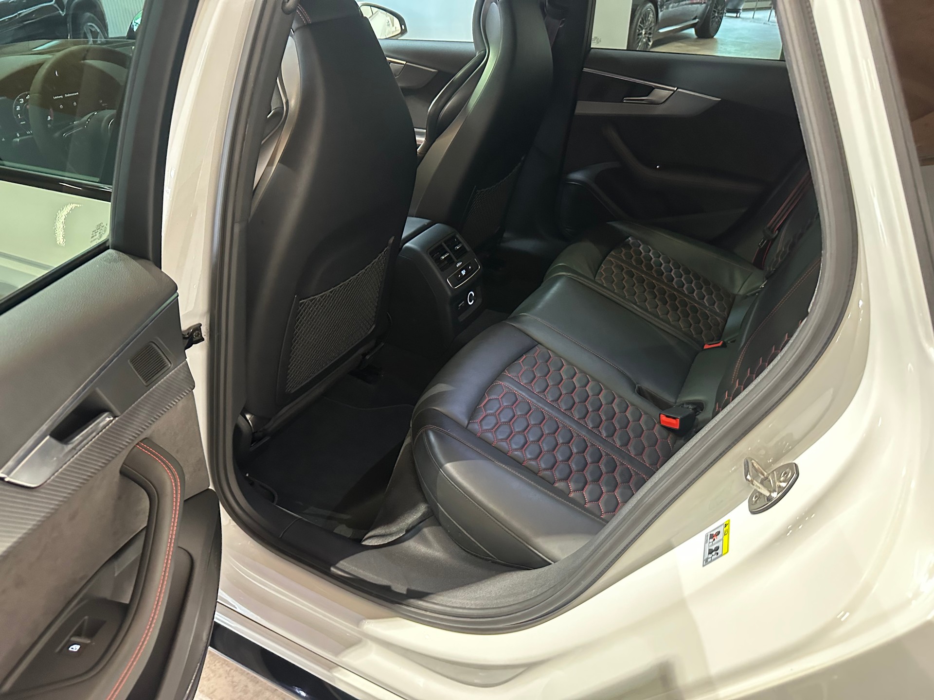 AUDI RS4 Avant 2.9 TFSI quattro tiptronic/Vollausstattung/Lückenlos Audi-servicegepflegt!-image-16