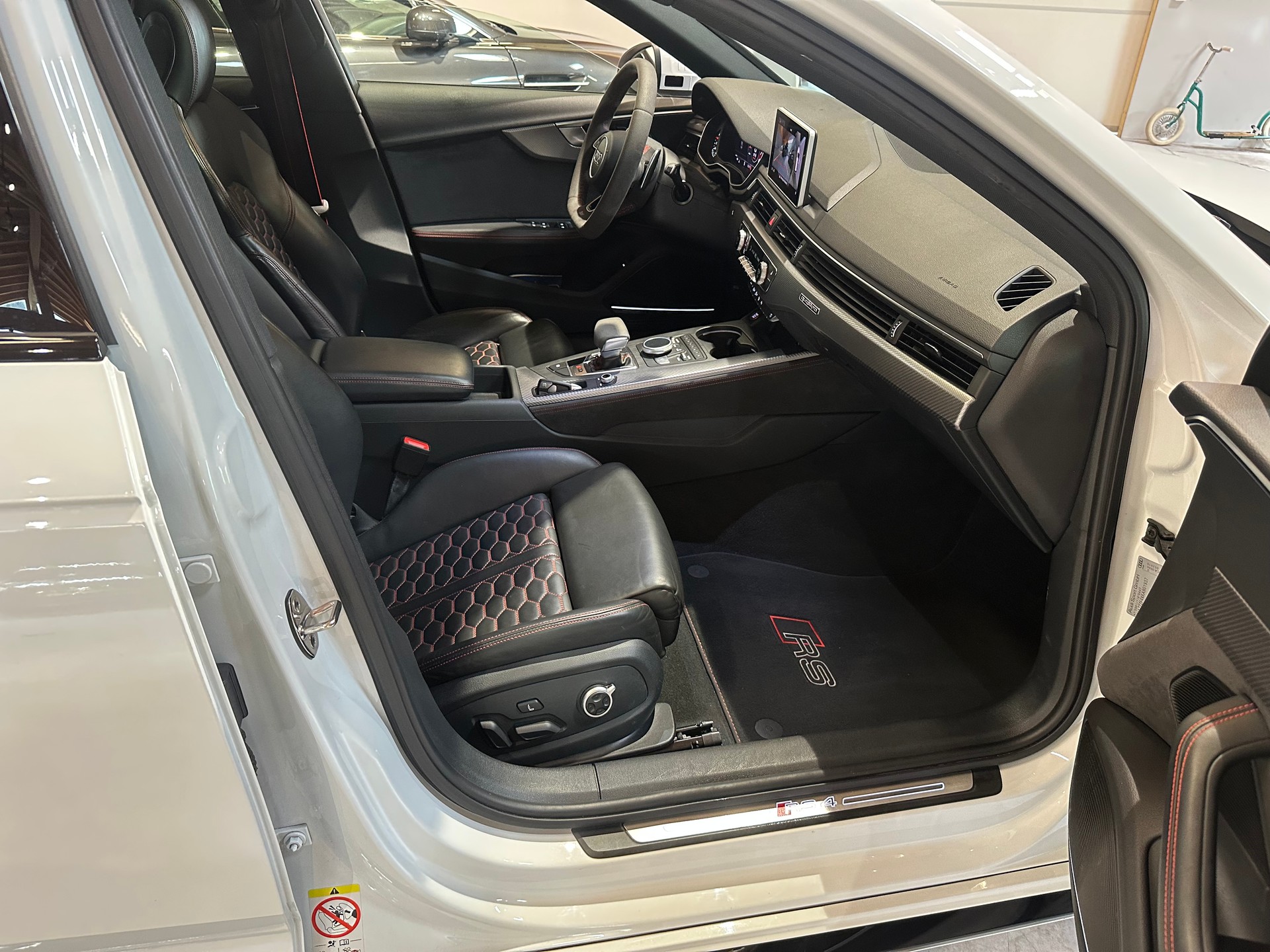 AUDI RS4 Avant 2.9 TFSI quattro tiptronic/Vollausstattung/Lückenlos Audi-servicegepflegt!-image-13