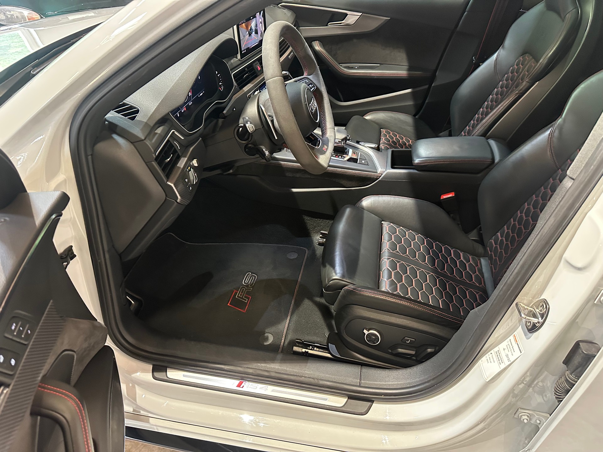 AUDI RS4 Avant 2.9 TFSI quattro tiptronic/Vollausstattung/Lückenlos Audi-servicegepflegt!-image-9