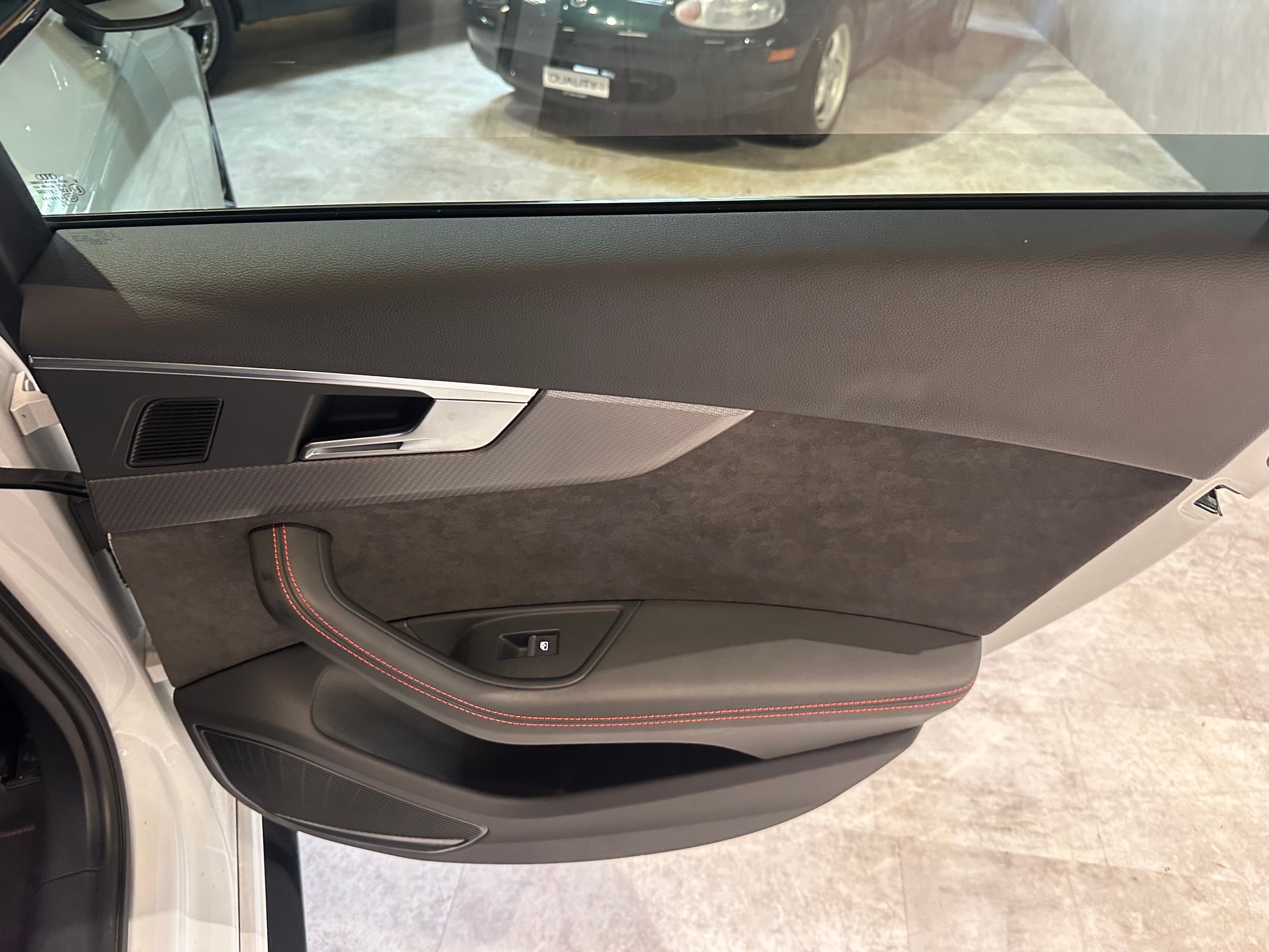 AUDI RS4 Avant 2.9 TFSI quattro tiptronic/Vollausstattung/Lückenlos Audi-servicegepflegt!-image-21