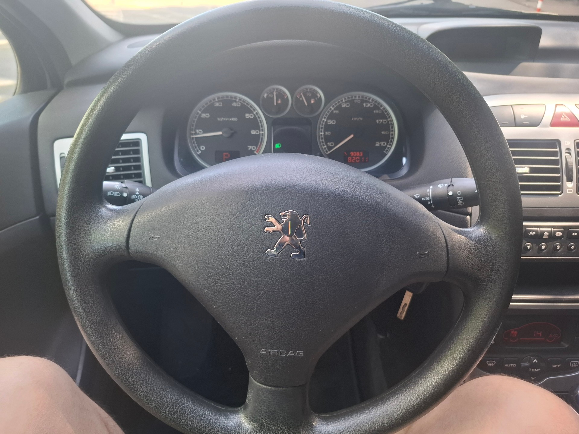 PEUGEOT 307 2.0 16V XS-image-12