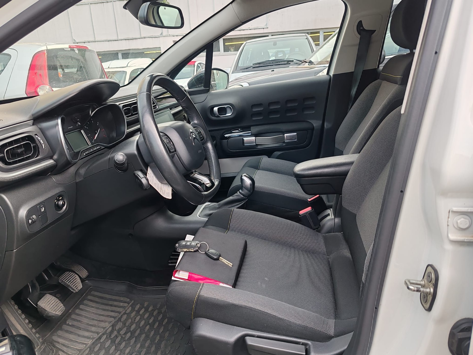 CITROEN C3 1.2i PureTech Shine-image-6