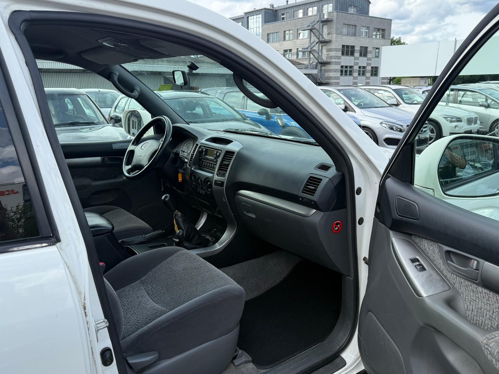 TOYOTA Land Cruiser 3.0 TD Linea Terra / Frisch ab MFK 03.06.2026 / 8-fach bereift / AHK 2800kg / Klimaanlage-image-7