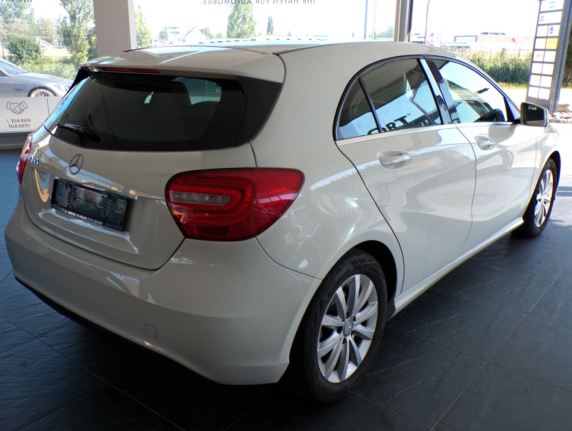 MERCEDES-BENZ A 180 Urban-showroom-element-2