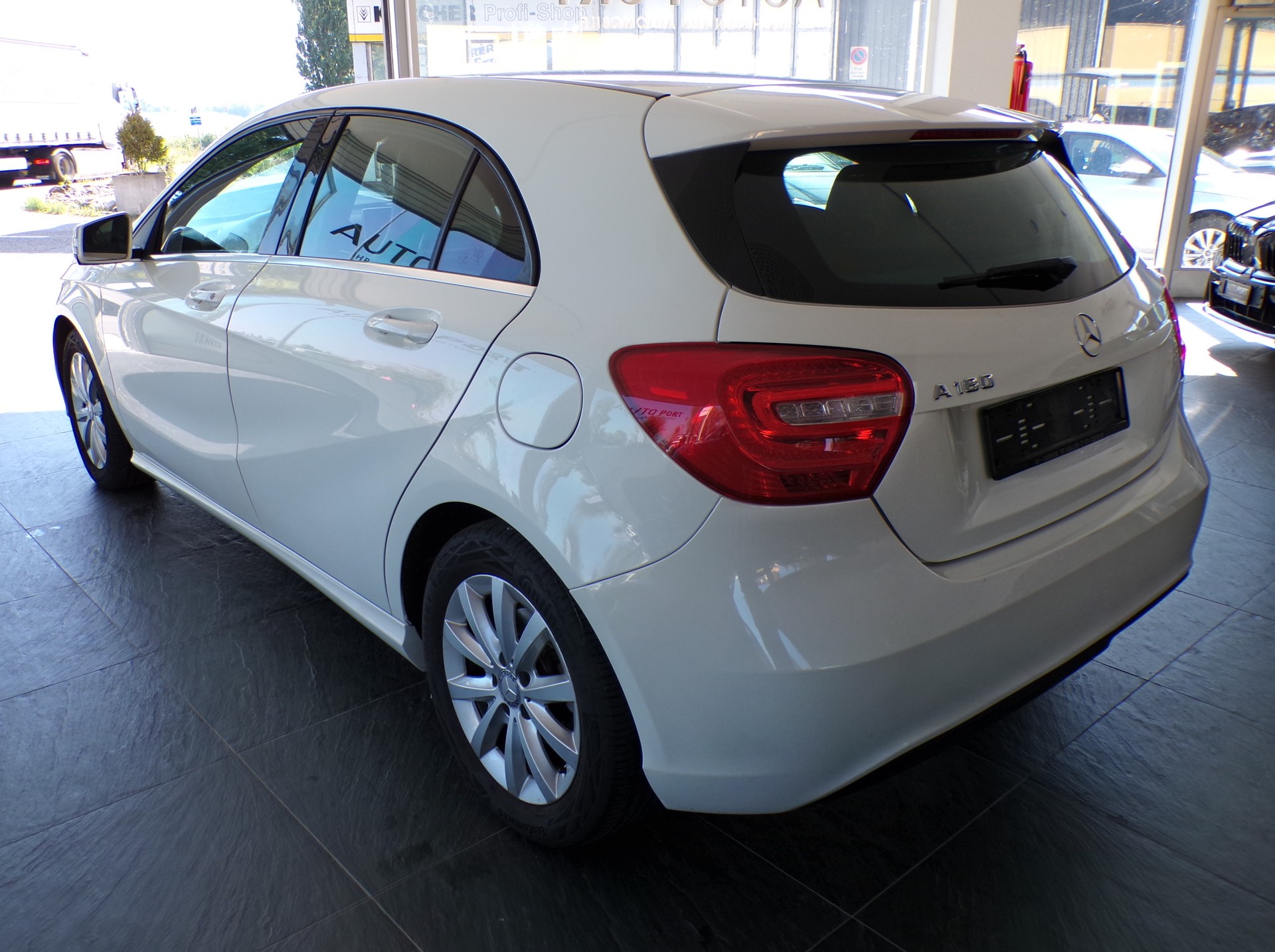MERCEDES-BENZ A 180 Urban-showroom-element-3