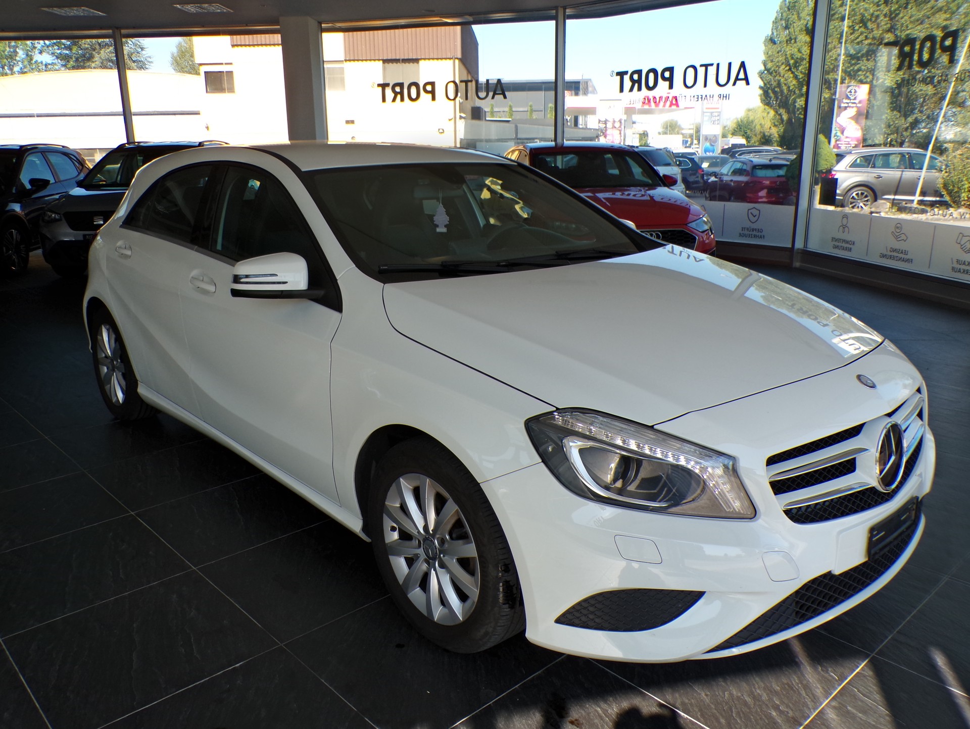 MERCEDES-BENZ A 180 Urban-showroom-element-1