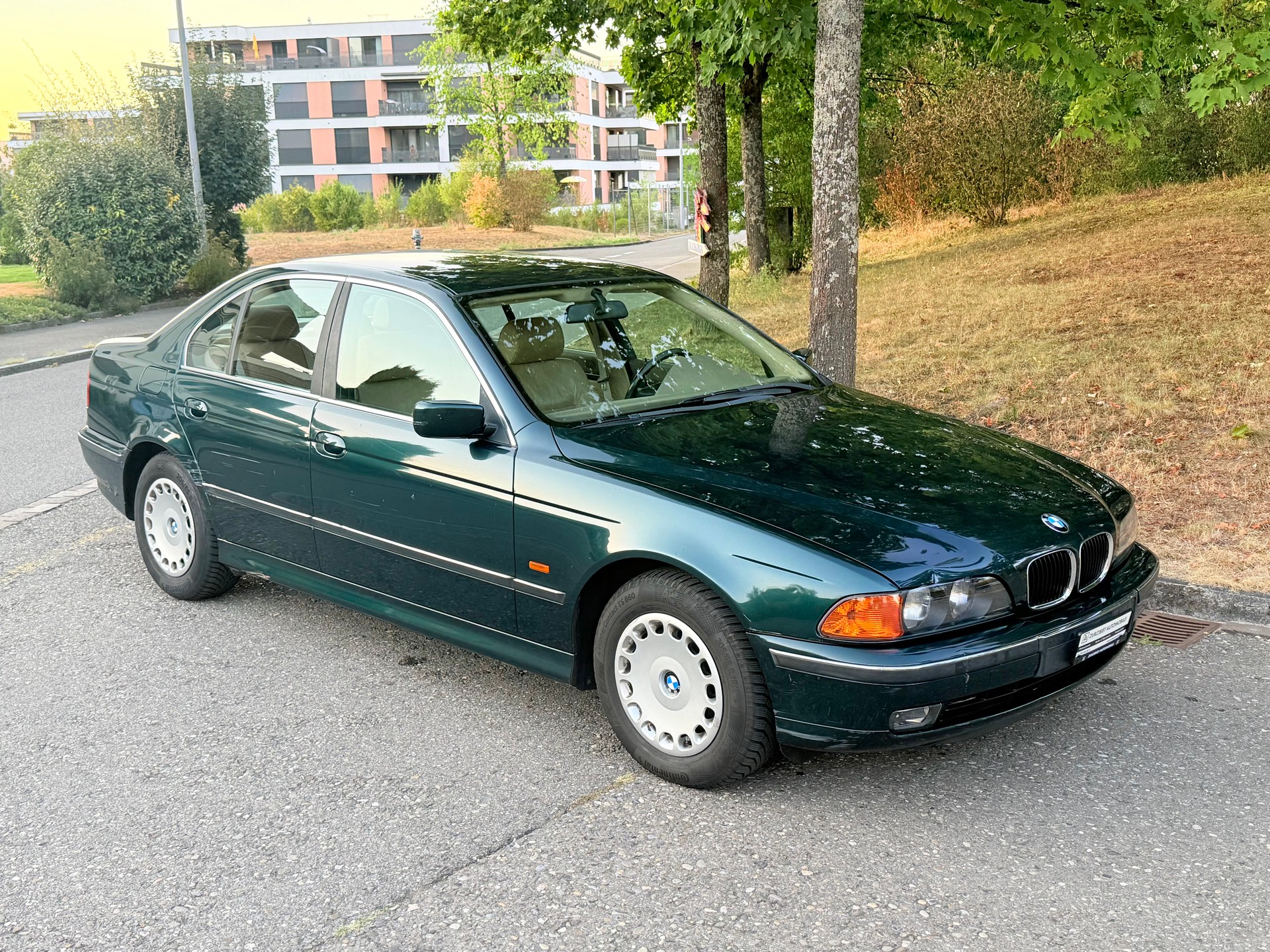 BMW 528i-image-6