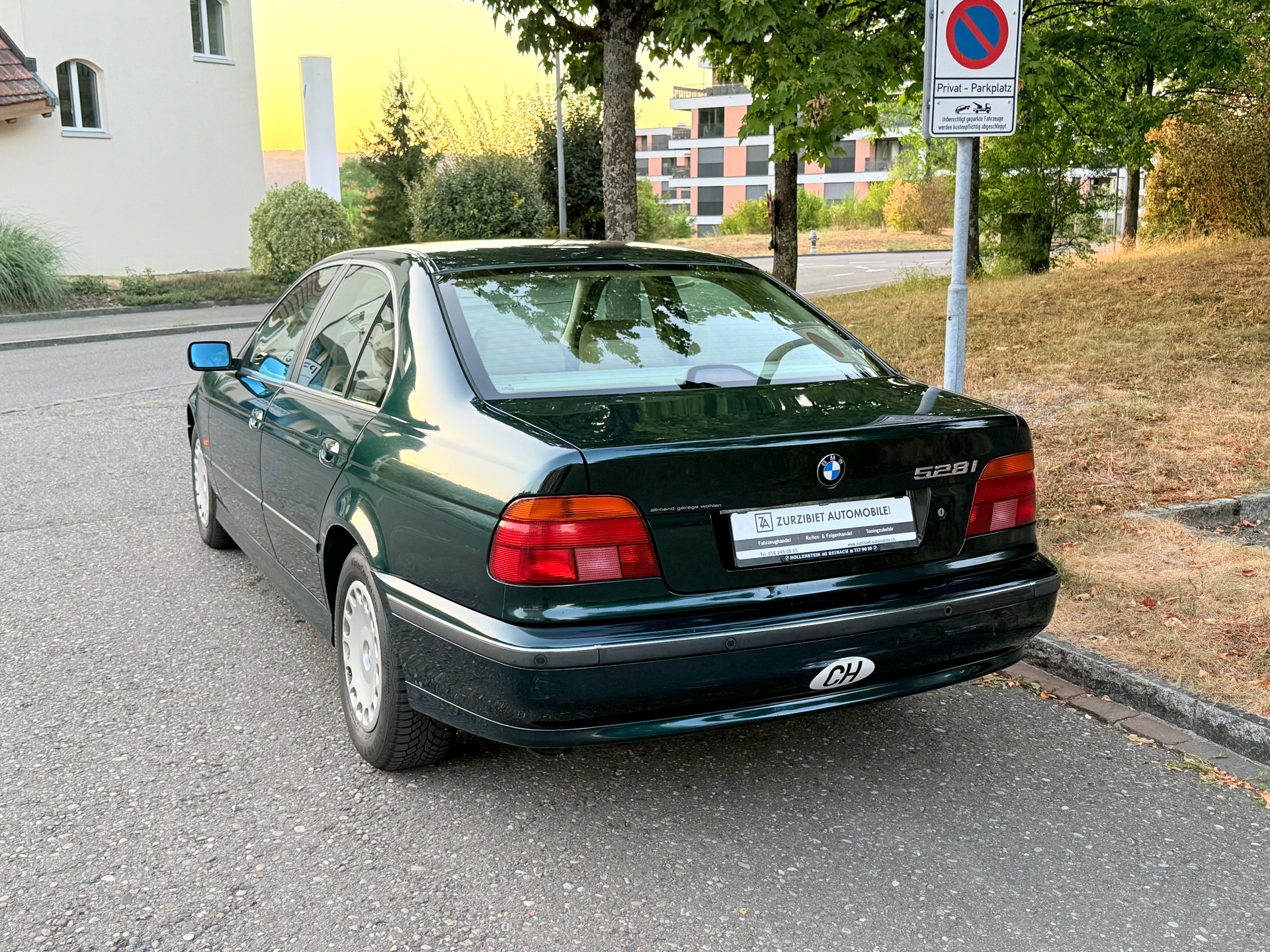 BMW 528i-image-5