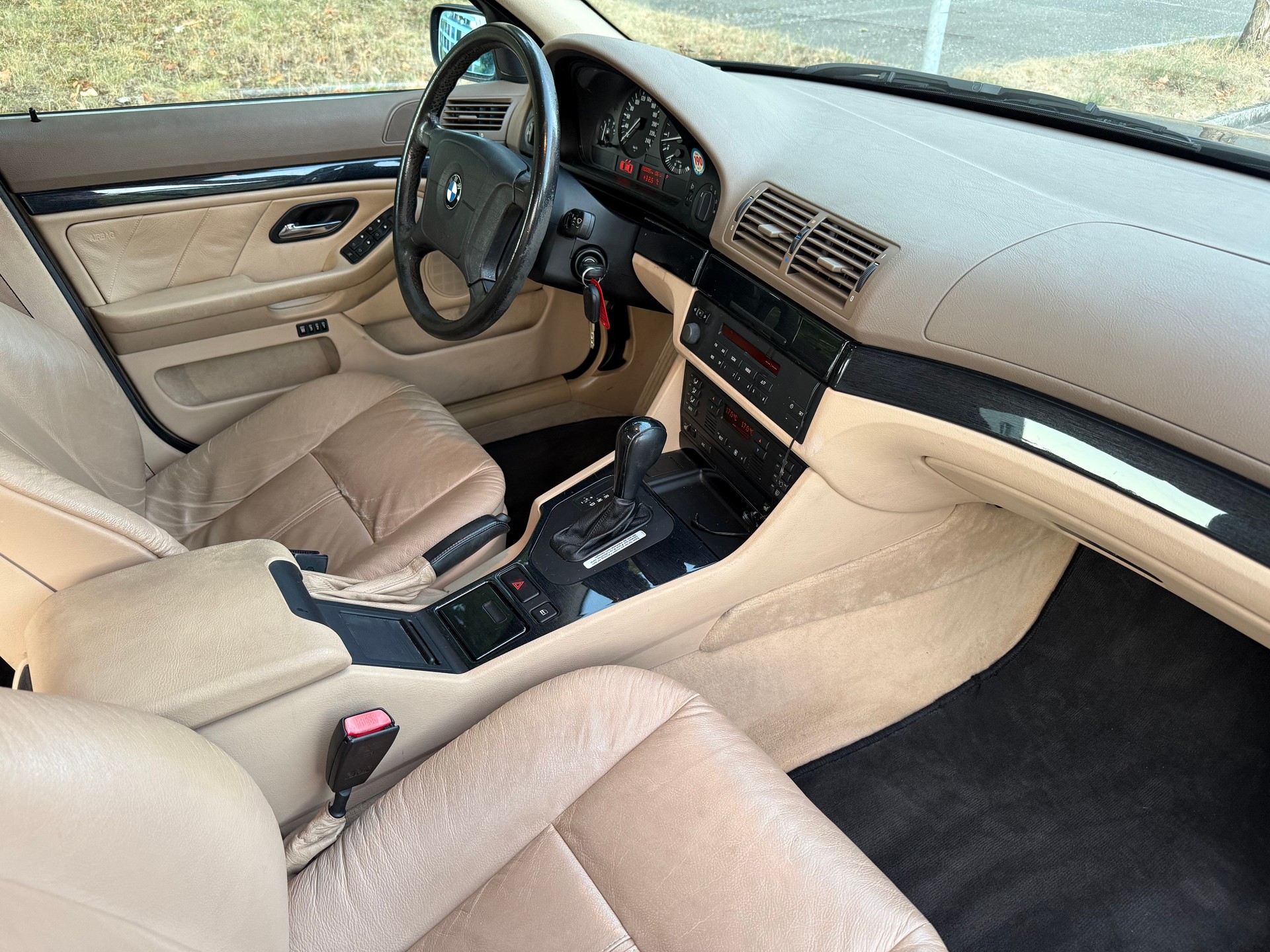 BMW 528i-image-10