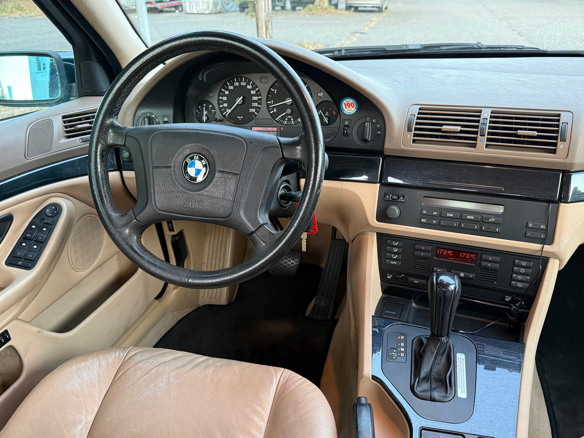 BMW 528i-image-9