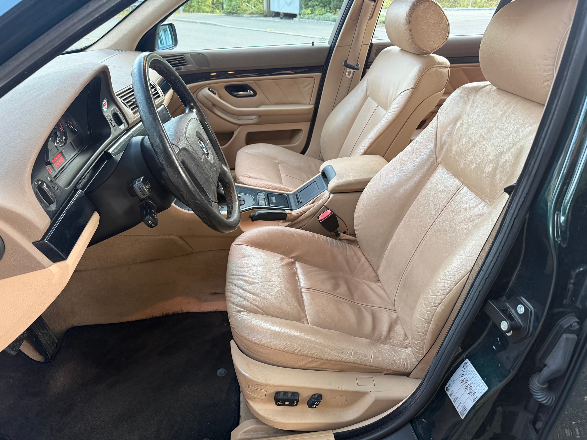BMW 528i-image-13