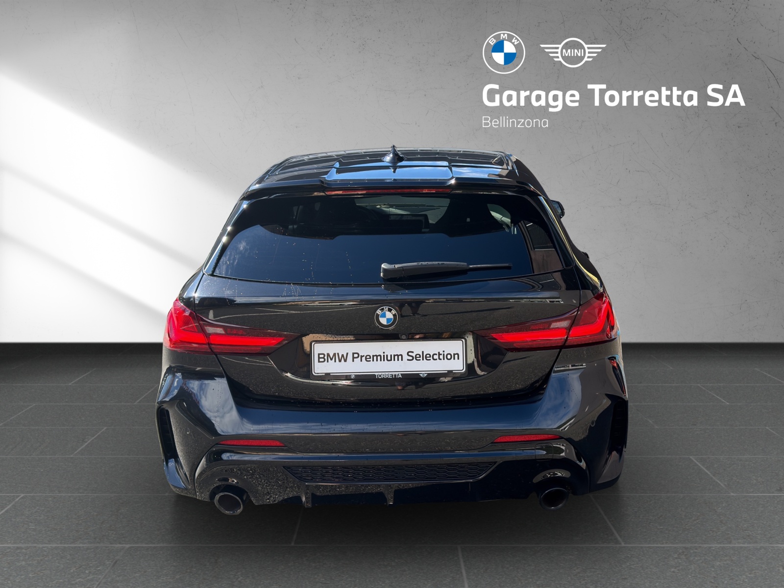 BMW M135i xDrive Steptronic-showroom-element-3