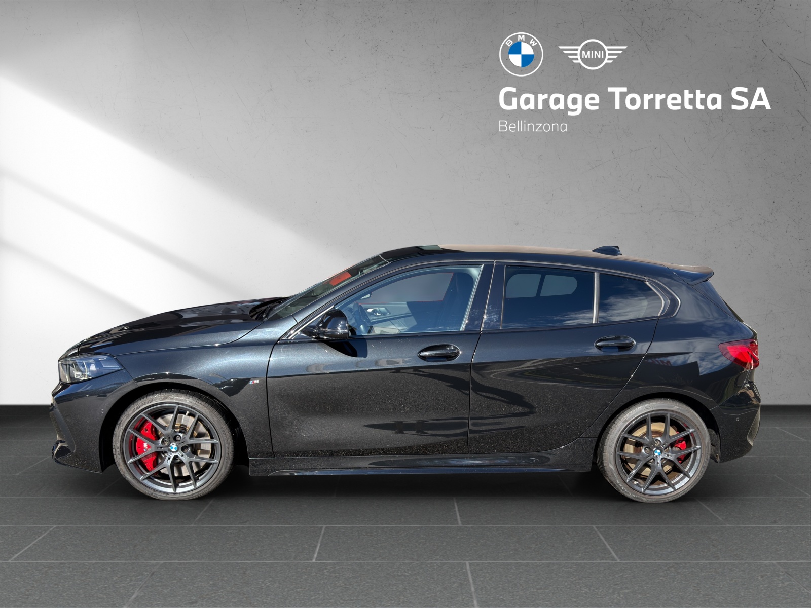 BMW M135i xDrive Steptronic-showroom-element-1