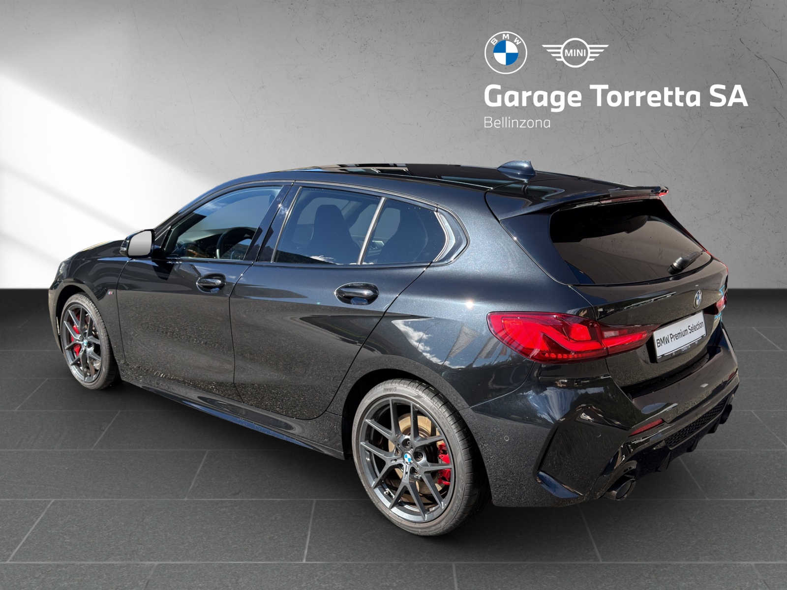 BMW M135i xDrive Steptronic-showroom-element-2