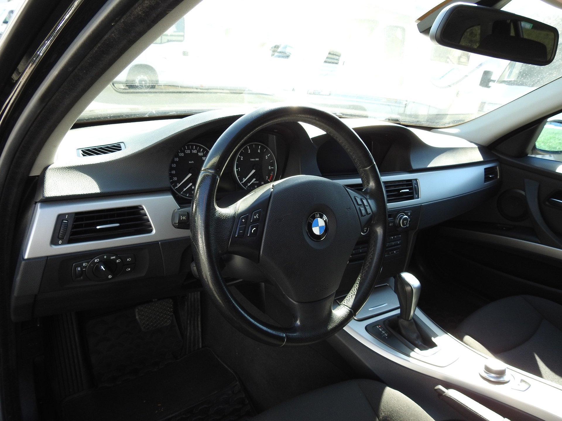 BMW 318i Touring-image-11