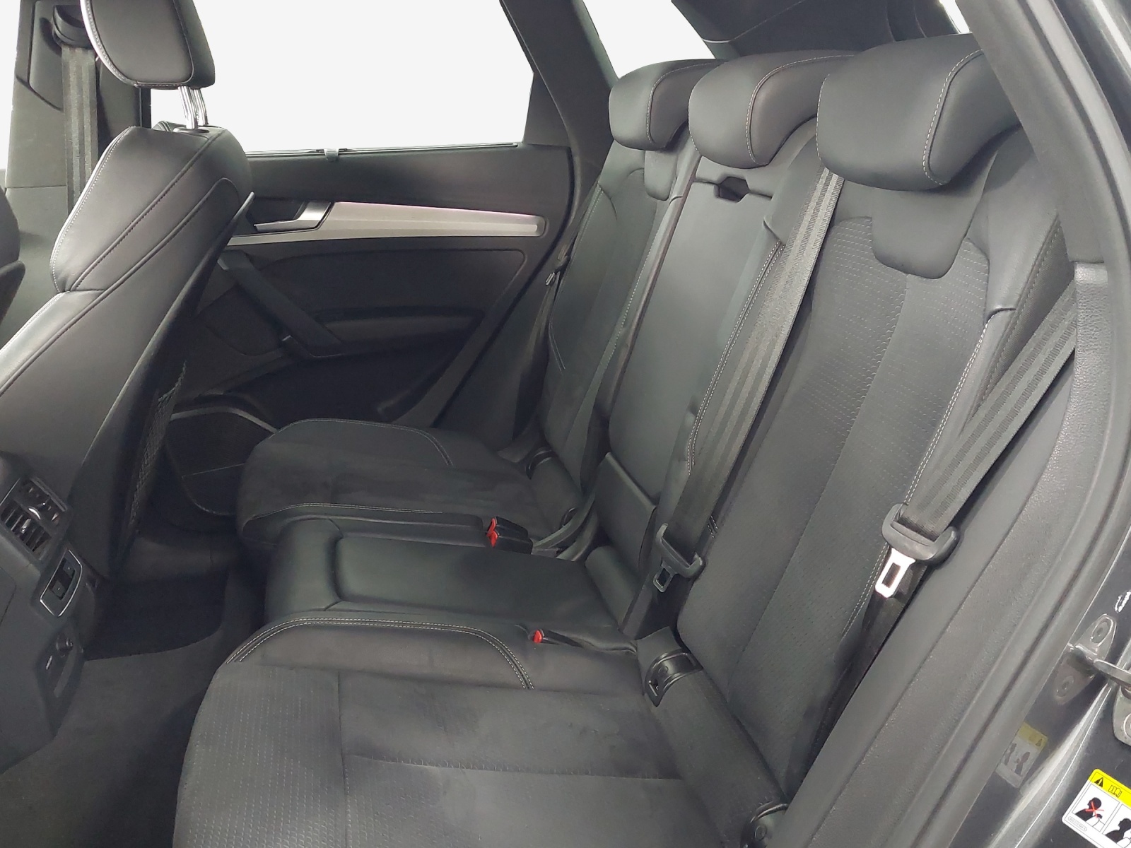 AUDI Q5 40 TDI Black Edition quattro S-tronic-image-11