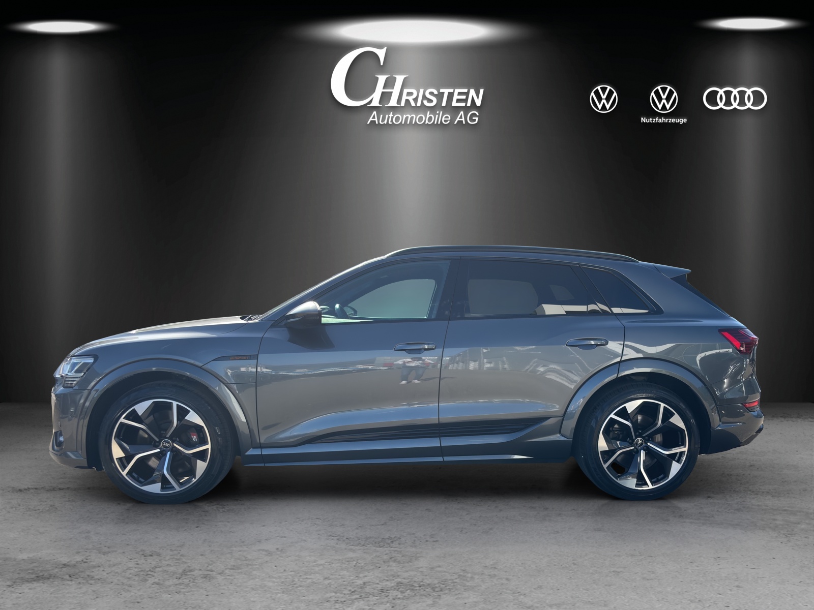AUDI e-tron S quattro-showroom-element-1