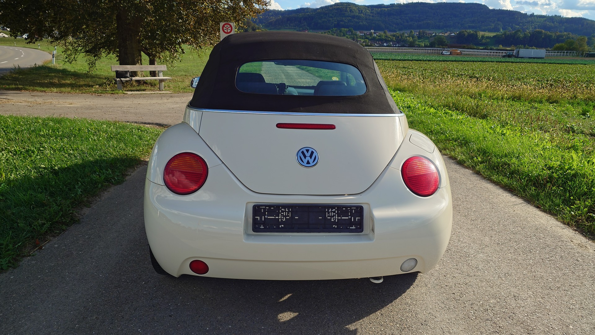 VW Beetle Cabrio 1.6-showroom-element-3