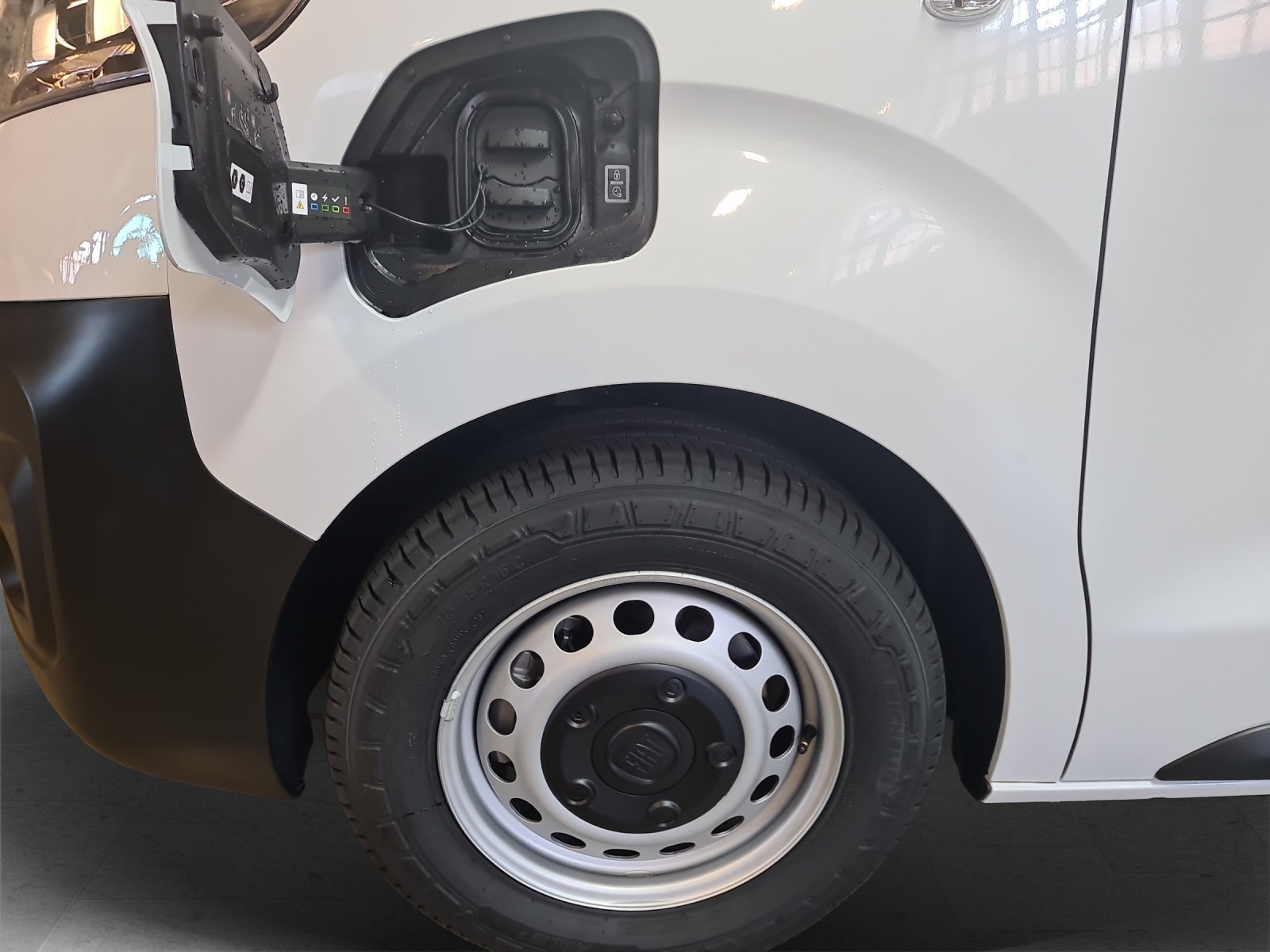 FIAT E-Scudo L2 50 kWh Base Swiss Edition-image-14