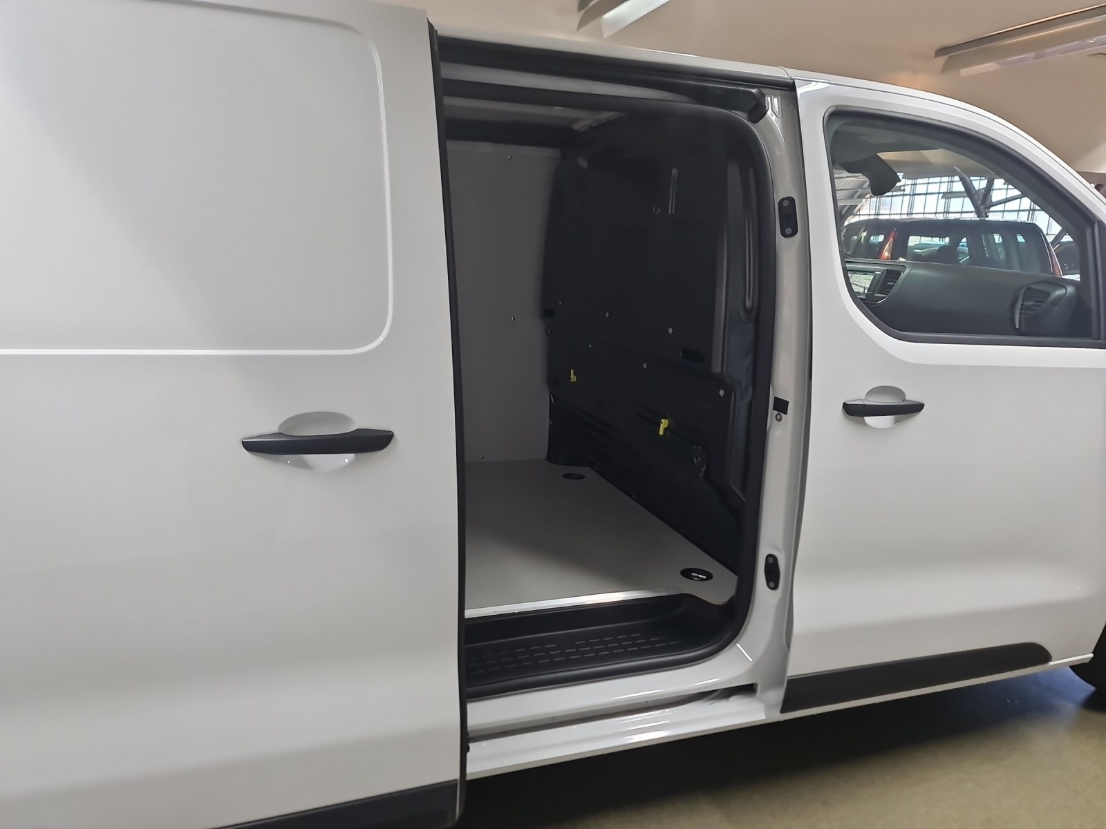 FIAT E-Scudo L2 50 kWh Base Swiss Edition-image-16