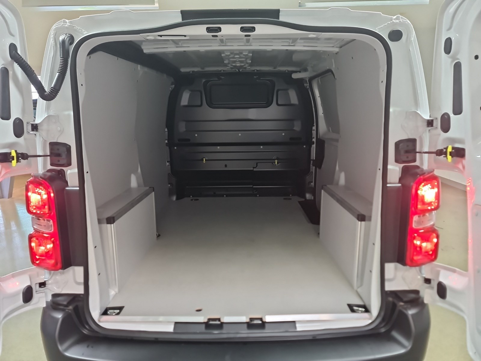 FIAT E-Scudo L2 50 kWh Base Swiss Edition-image-17