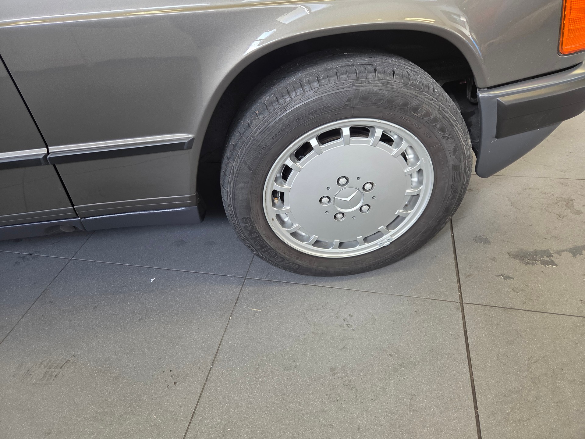 MERCEDES-BENZ 190 E 2.0-image-2