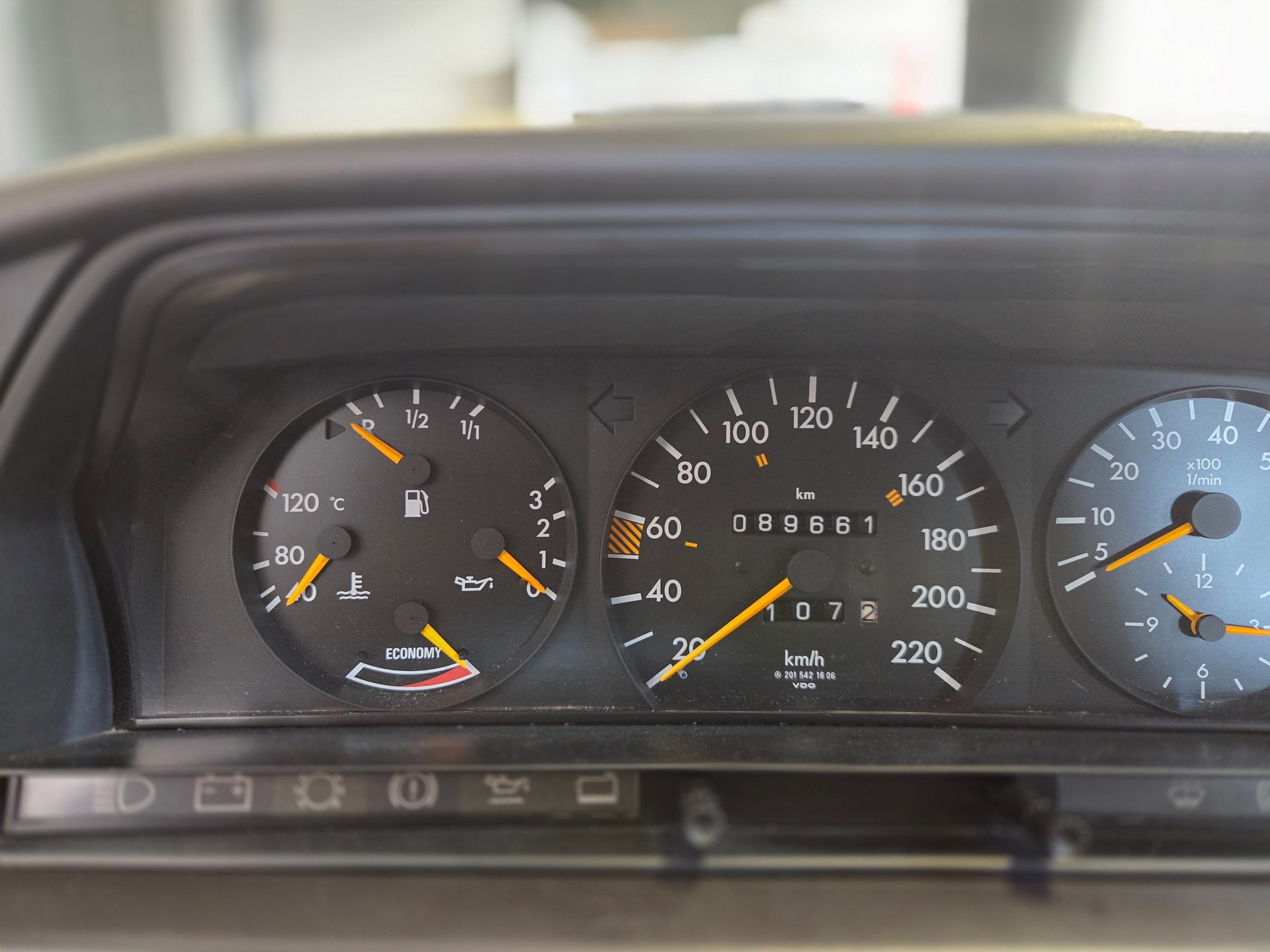 MERCEDES-BENZ 190 E 2.0-image-9