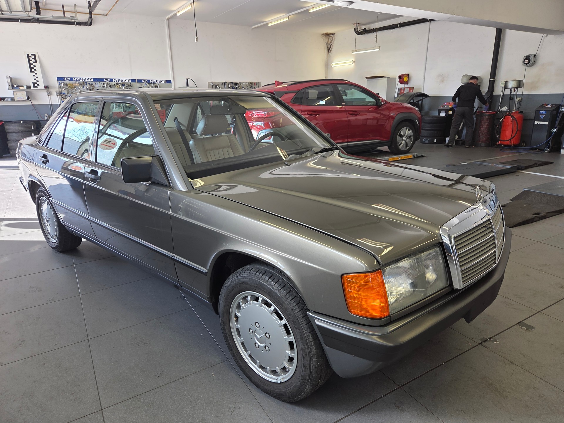 MERCEDES-BENZ 190 E 2.0-image-1