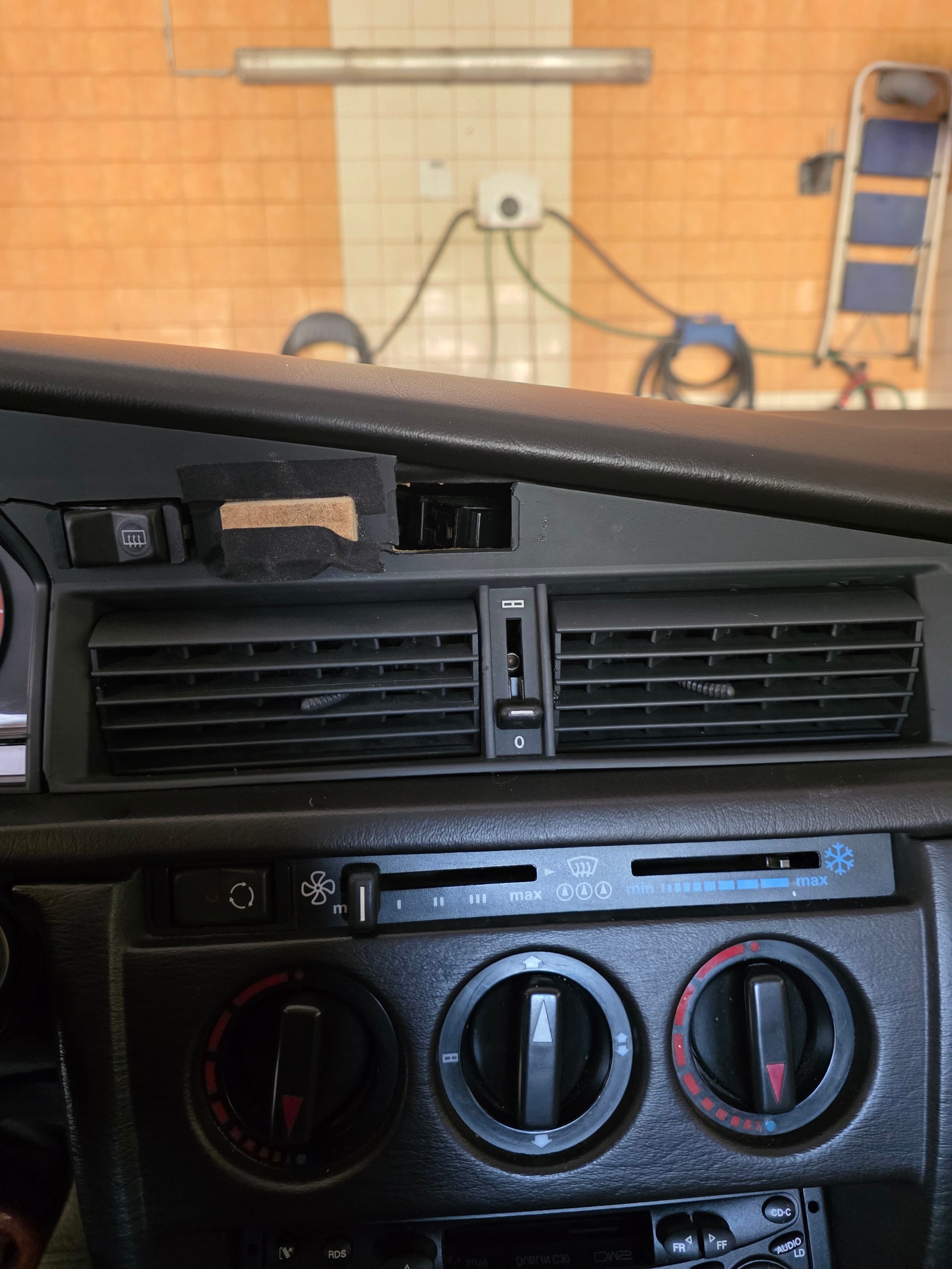 MERCEDES-BENZ 190 E 2.0-image-15