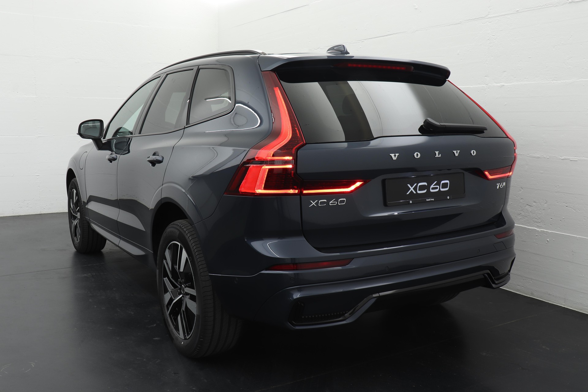 VOLVO XC60 2.0 T6 TE Plus Dark eAWD-showroom-element-3