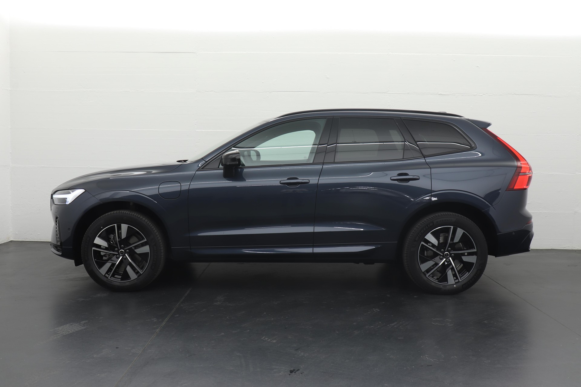 VOLVO XC60 2.0 T6 TE Plus Dark eAWD-showroom-element-2