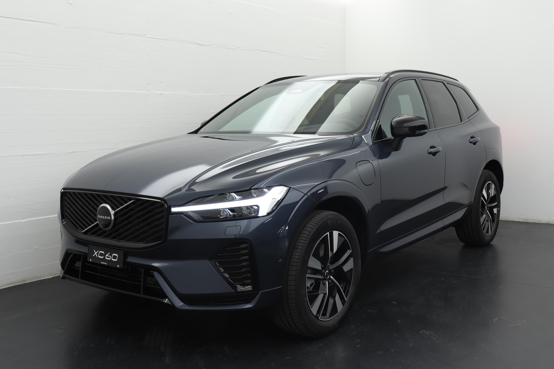 VOLVO XC60 2.0 T6 TE Plus Dark eAWD-showroom-element-1