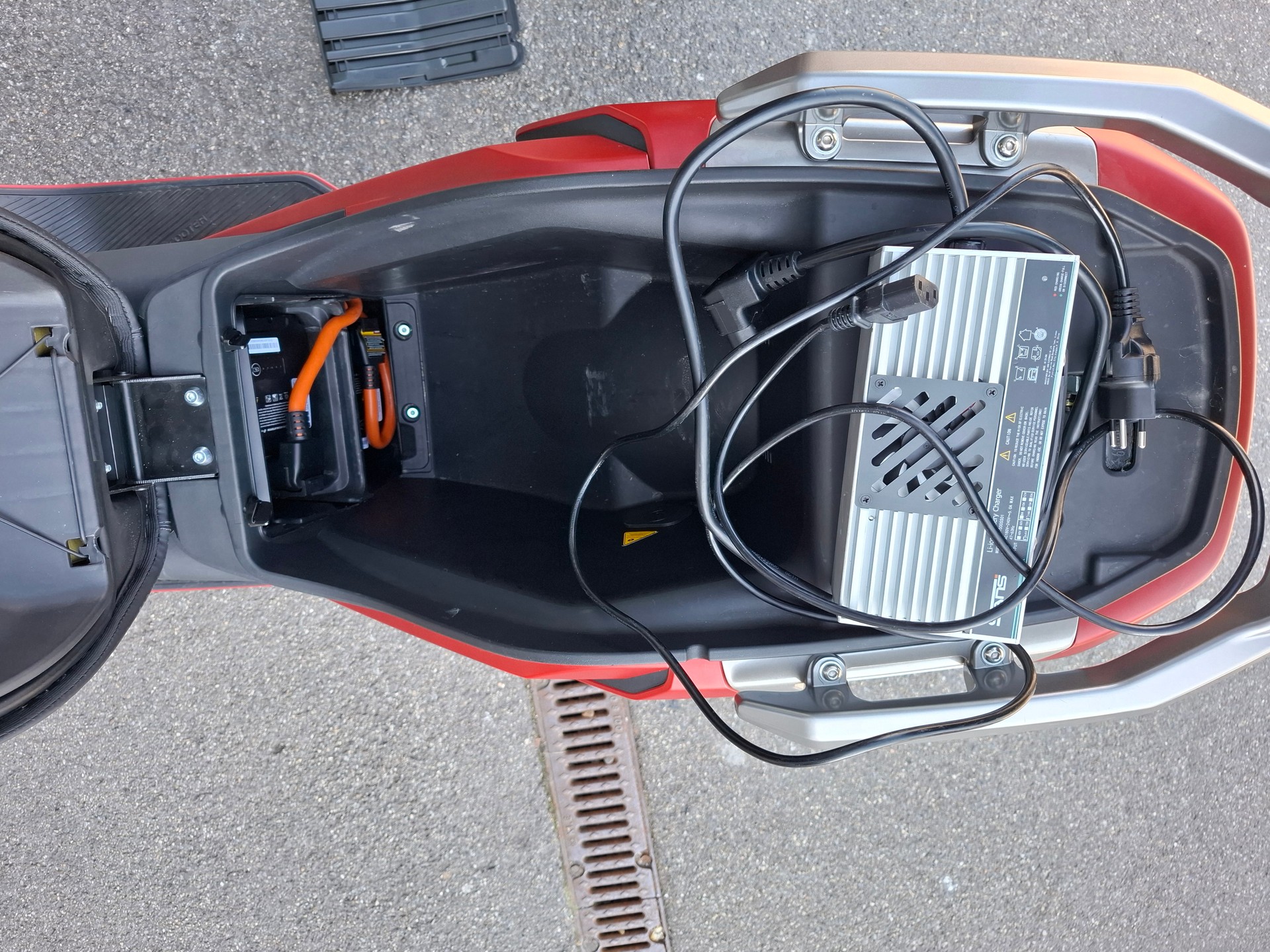 ECOOTER mit Scheibe, Rack und Top Case GIVI-image-7